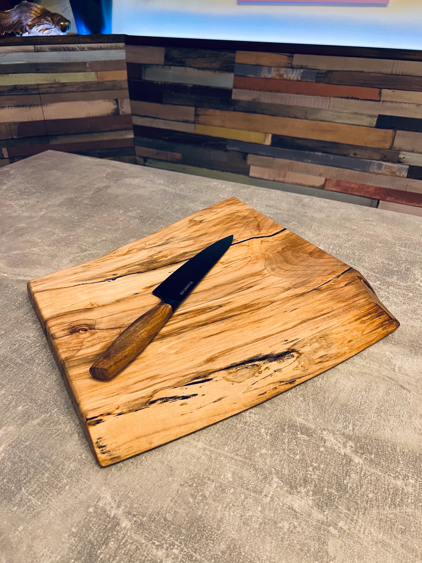 40 x 40 x 4 cm - Live Edge Sycamore Chopping Board