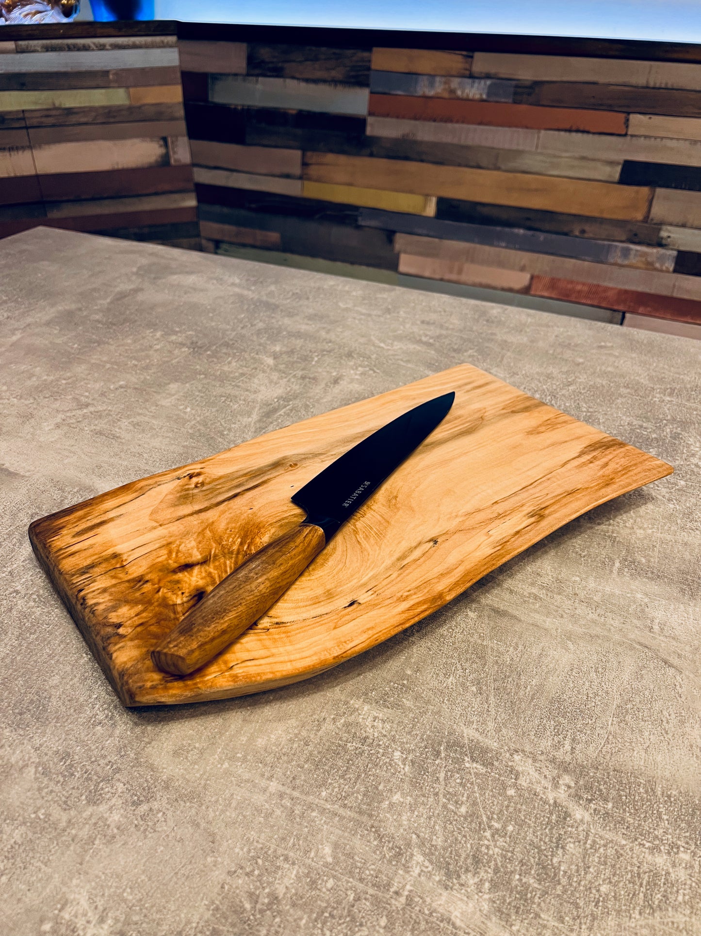 39 x 22 x 4 cm - Live Edge Sycamore Chopping Board