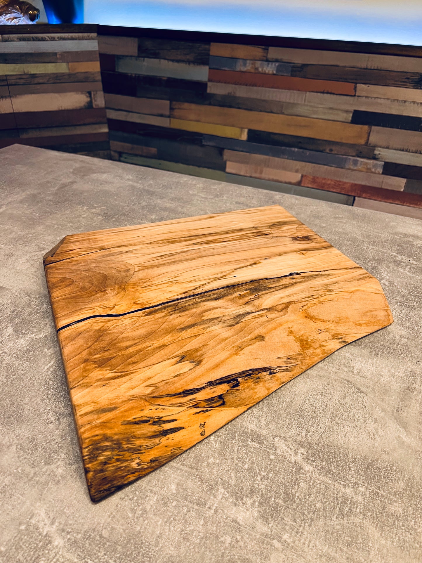 40 x 40 x 4 cm - Live Edge Sycamore Chopping Board