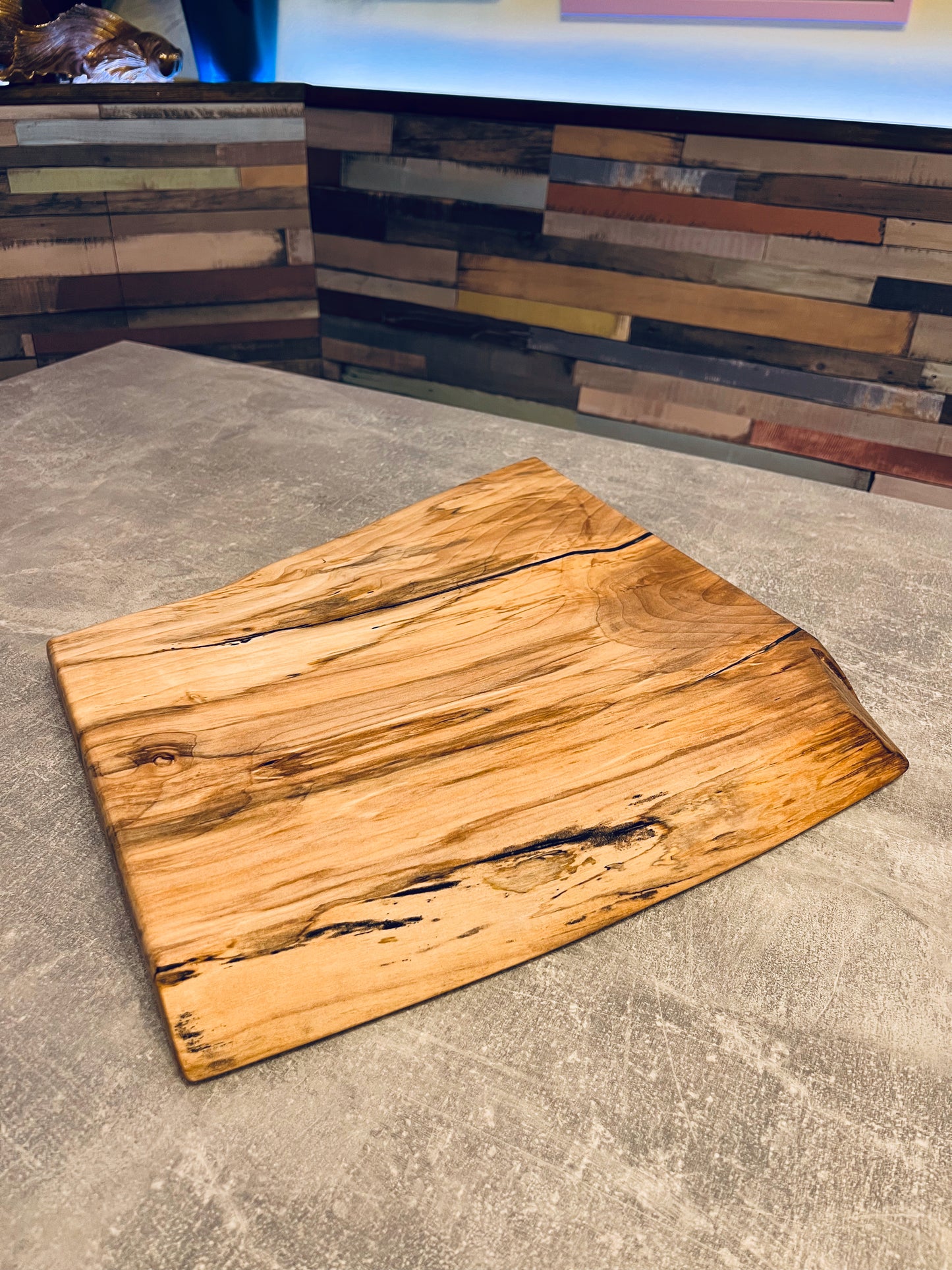 40 x 40 x 4 cm - Live Edge Sycamore Chopping Board