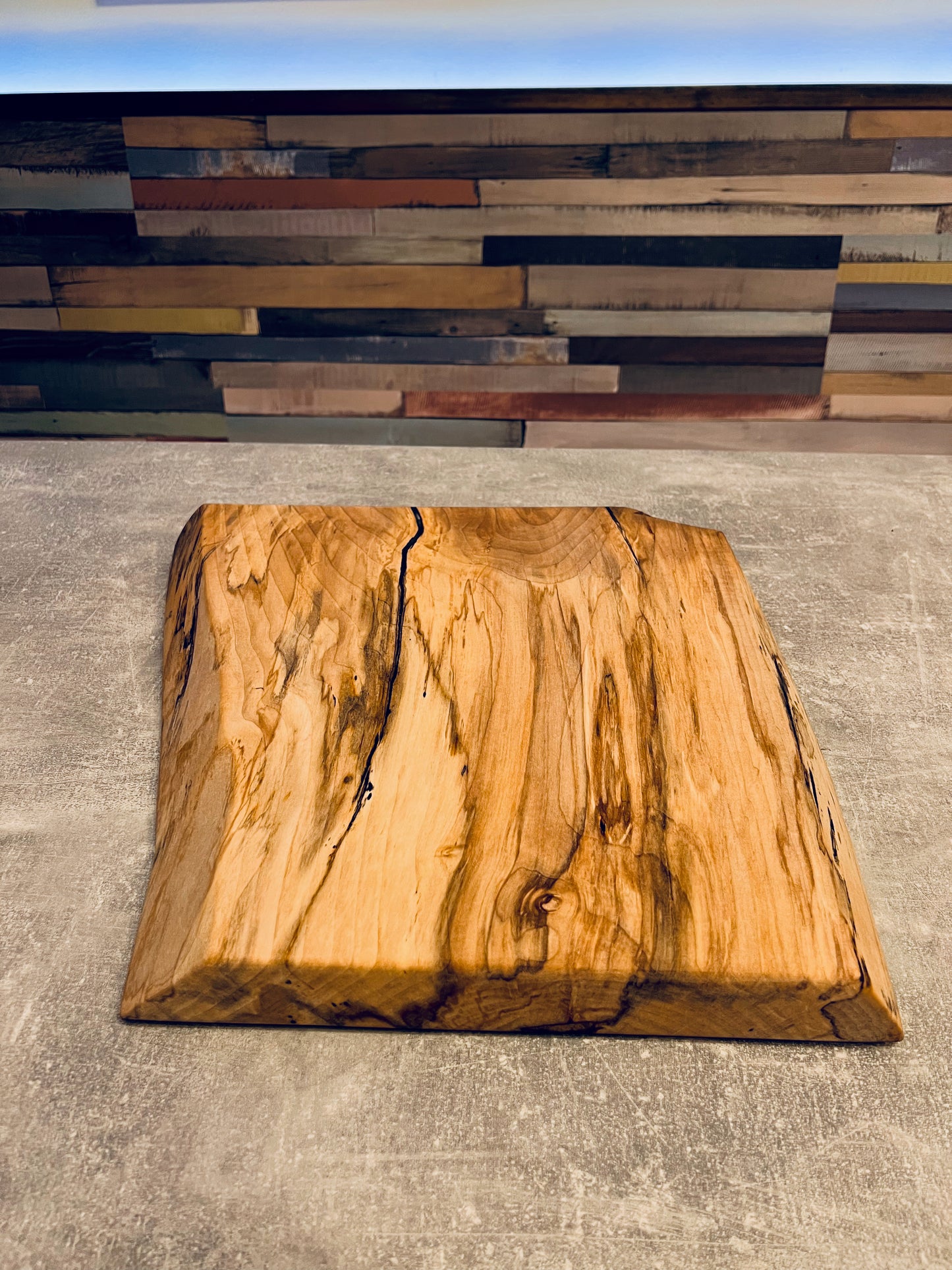 40 x 40 x 4 cm - Live Edge Sycamore Chopping Board