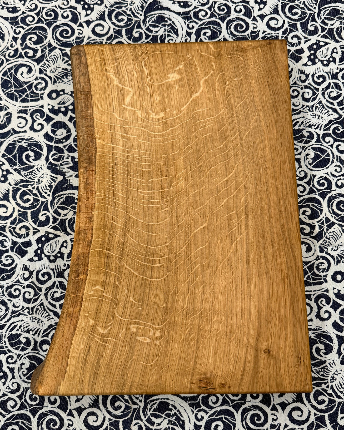 50 x 32 x 4.5 cm - Live Edge Solid Oak Chopping Board